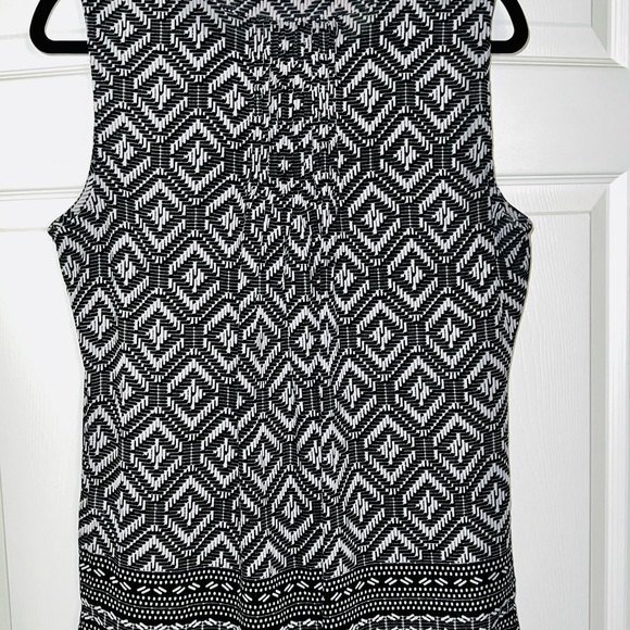 Croft & Barrow Sleeveless Blouse: Black & White Top Size Medium - Picture 2 of 2
